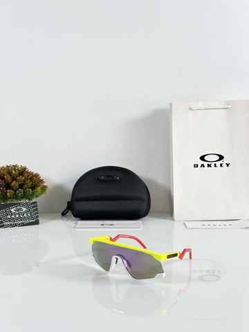 Oakley Sutro Sports Sunglasses – UV400 Protection, Prizm Lens,  Cycling & Outdoor Eyewear