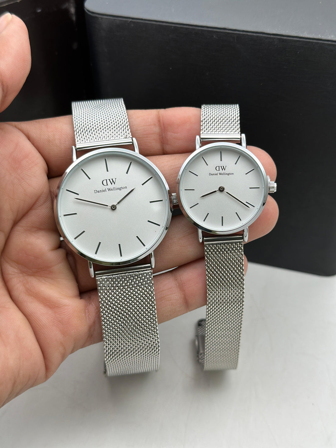 Premium Couple Analog Watches – Minimal Design (Men & Women)